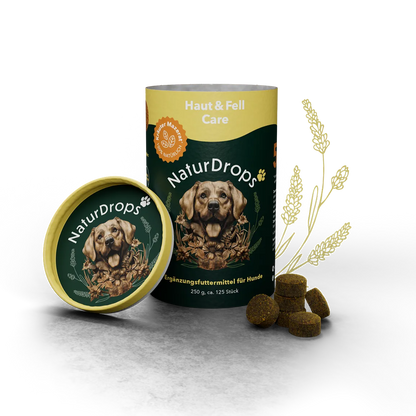 Transparentes Produktbild von Haut & Fell Care mit sichtbaren Tropfen und einem Blatt im Hintergrund, Symbol fuer natuerliche Pflege und glaenzendes Fell bei Hunden.
