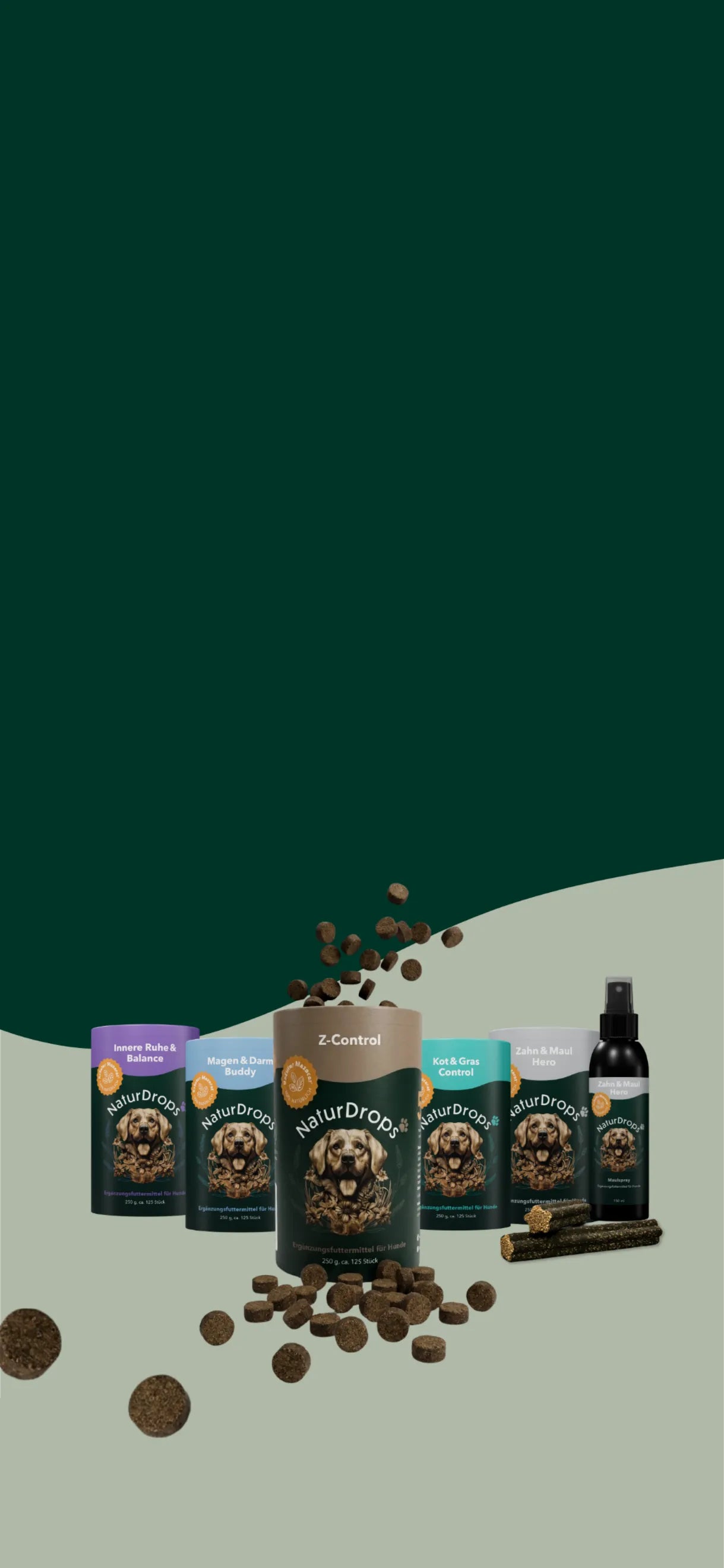 NaturDrops Dosen mit herumfliegenden Hundesnacks und Kaustangen sowie Zahn und Maul Spray auf grünem Hintergrund