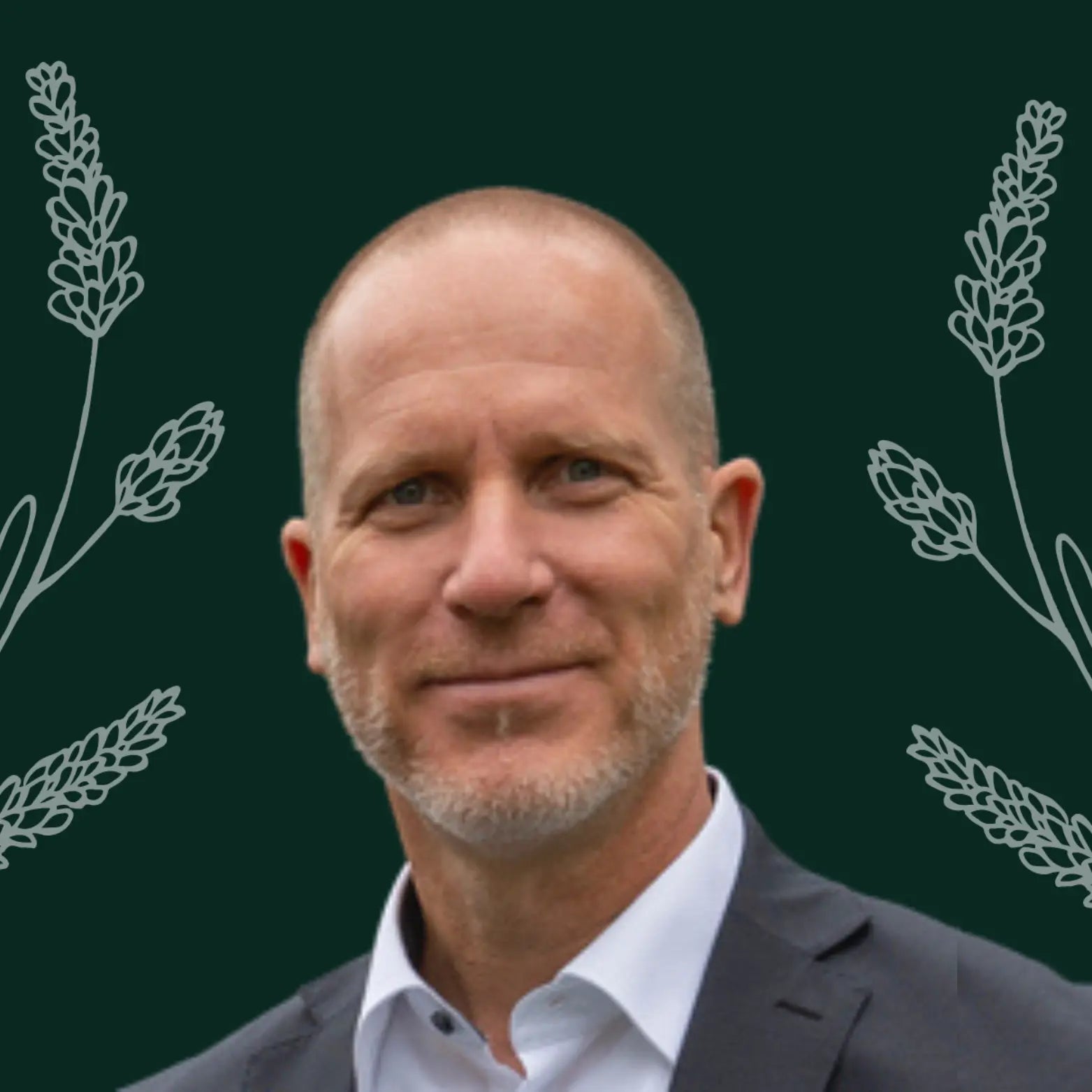 Matthias Key Accounting Manager laechelt freundlich mit Glatze – engagiertes Teammitglied fuer natuerliche Hunde Ergaenzungsmittel und hochwertige Futterunterstuetzung Hund.