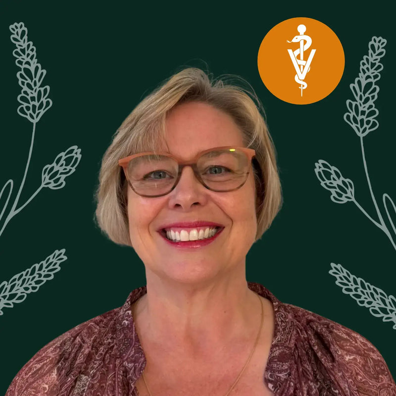 Tieraerztin Marijo – Mitglied des Natur Drops Teams, blonde Haare und Brille, engagiert für natürliche Tiergesundheit.